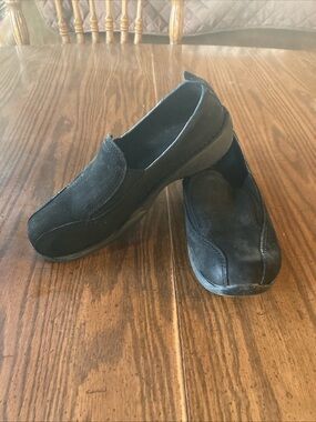 Merrells women’s black suede slip on air cushion size 6.5